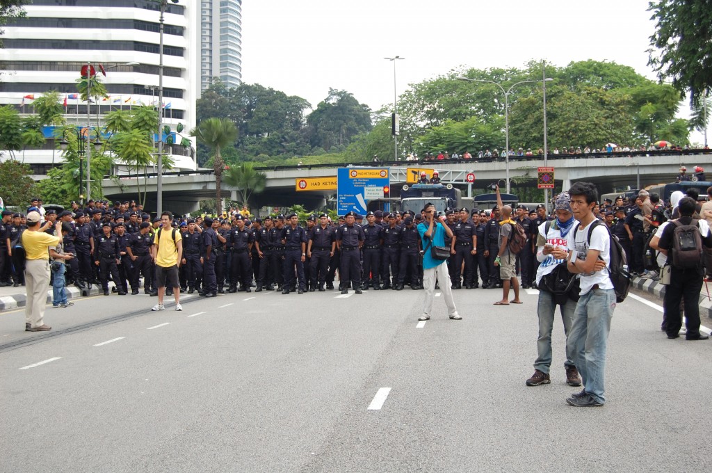 Cops barrier on Jalan Parlimen